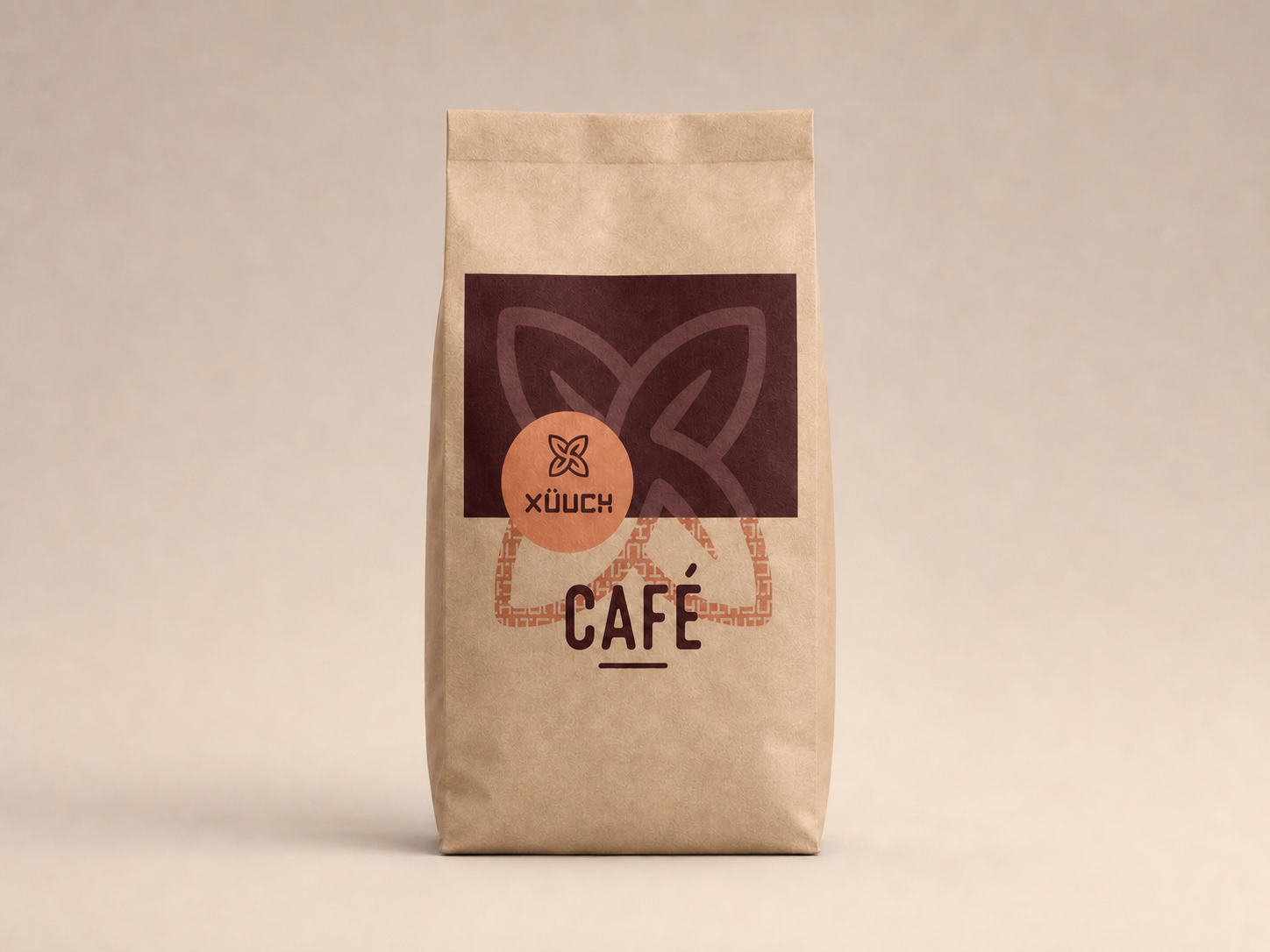 Empaque de café Xüuch sobre fondo cálido